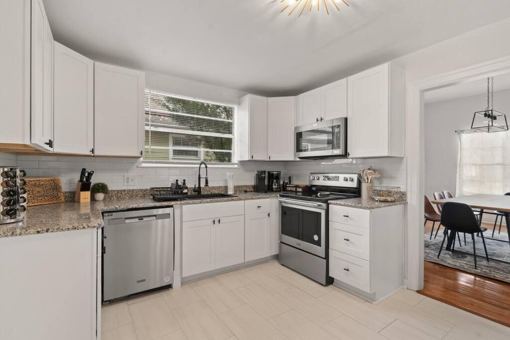 Modern Moroccan W/ Firepit, Bbq + Game Room! Appartement