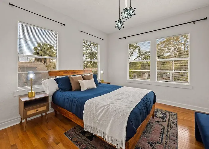 Modern Moroccan Villa W/ Firepit, Bbq + Game Room!