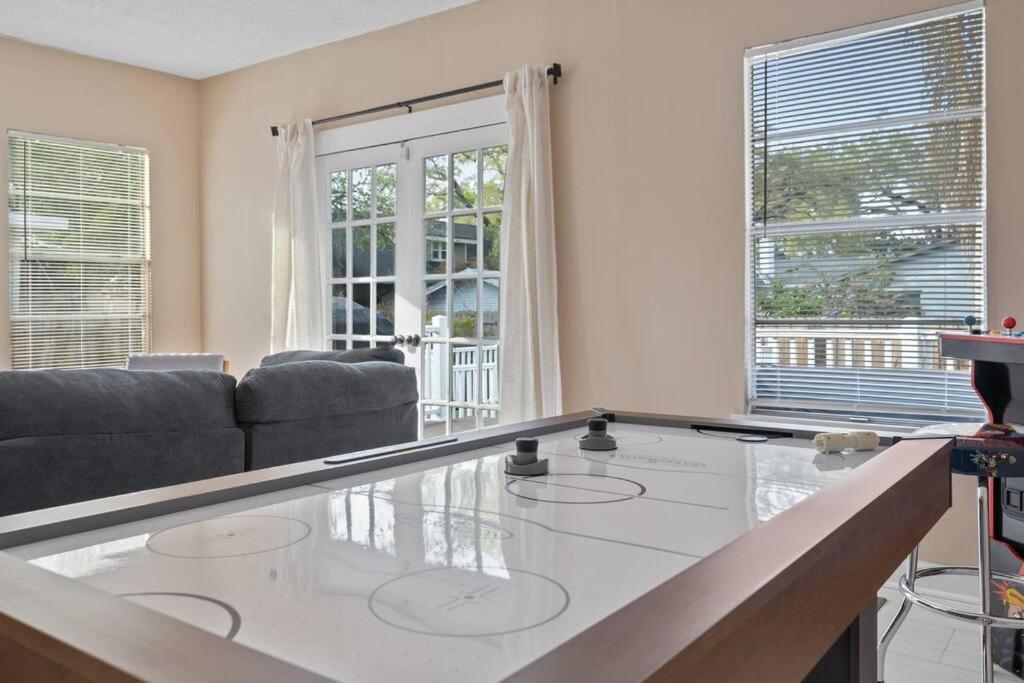 Modern Moroccan W/ Firepit, Bbq + Game Room! Apartment Tampa