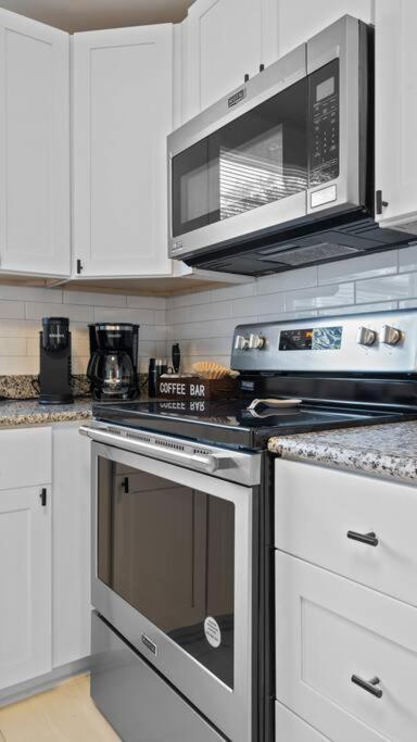 Modern Moroccan W/ Firepit, Bbq + Game Room! Tampa