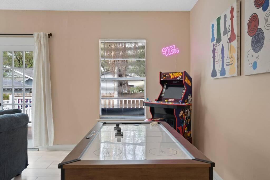 Modern Moroccan W/ Firepit, Bbq + Game Room! Apartment Tampa