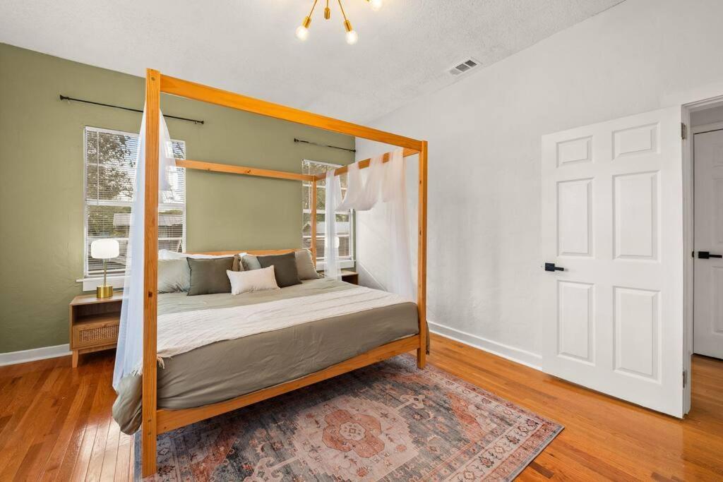 Modern Moroccan W/ Firepit, Bbq + Game Room! Apartment Tampa